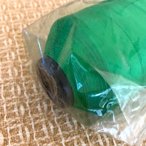 NIP Kelly Green large nylon thread spool - Picture 5 of 13